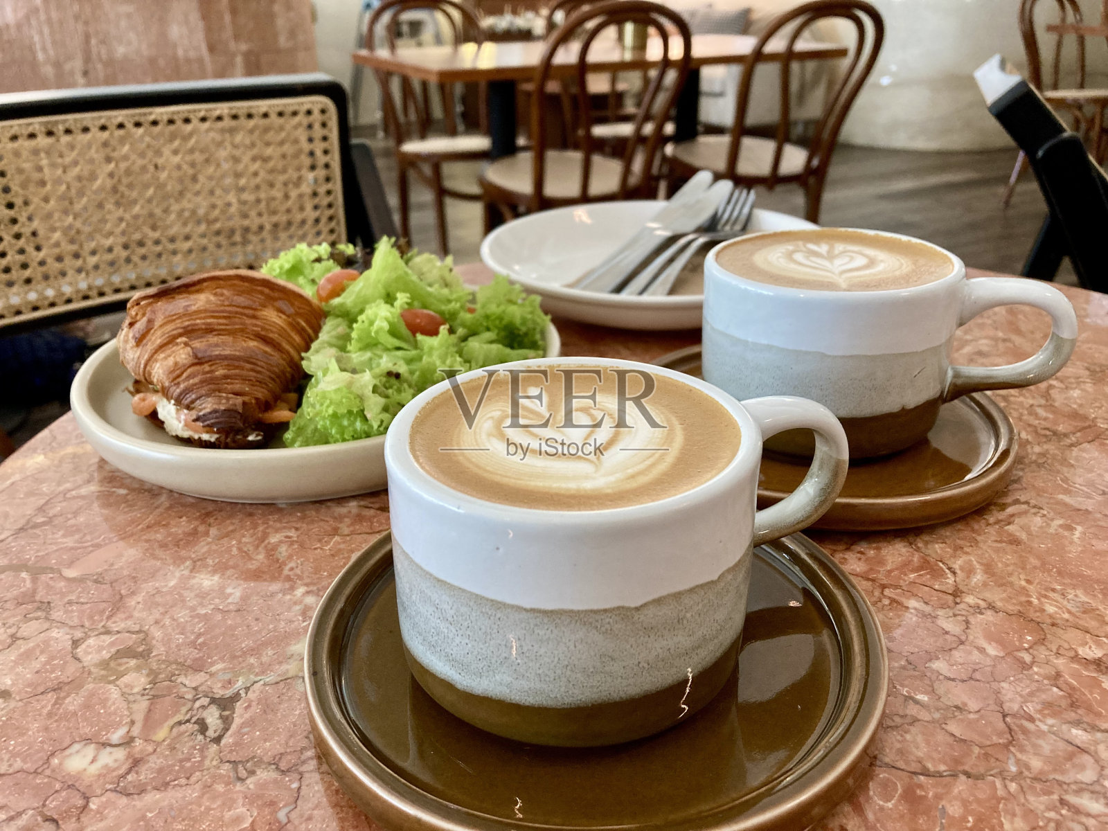 早餐三文鱼牛角包和拿铁照片摄影图片