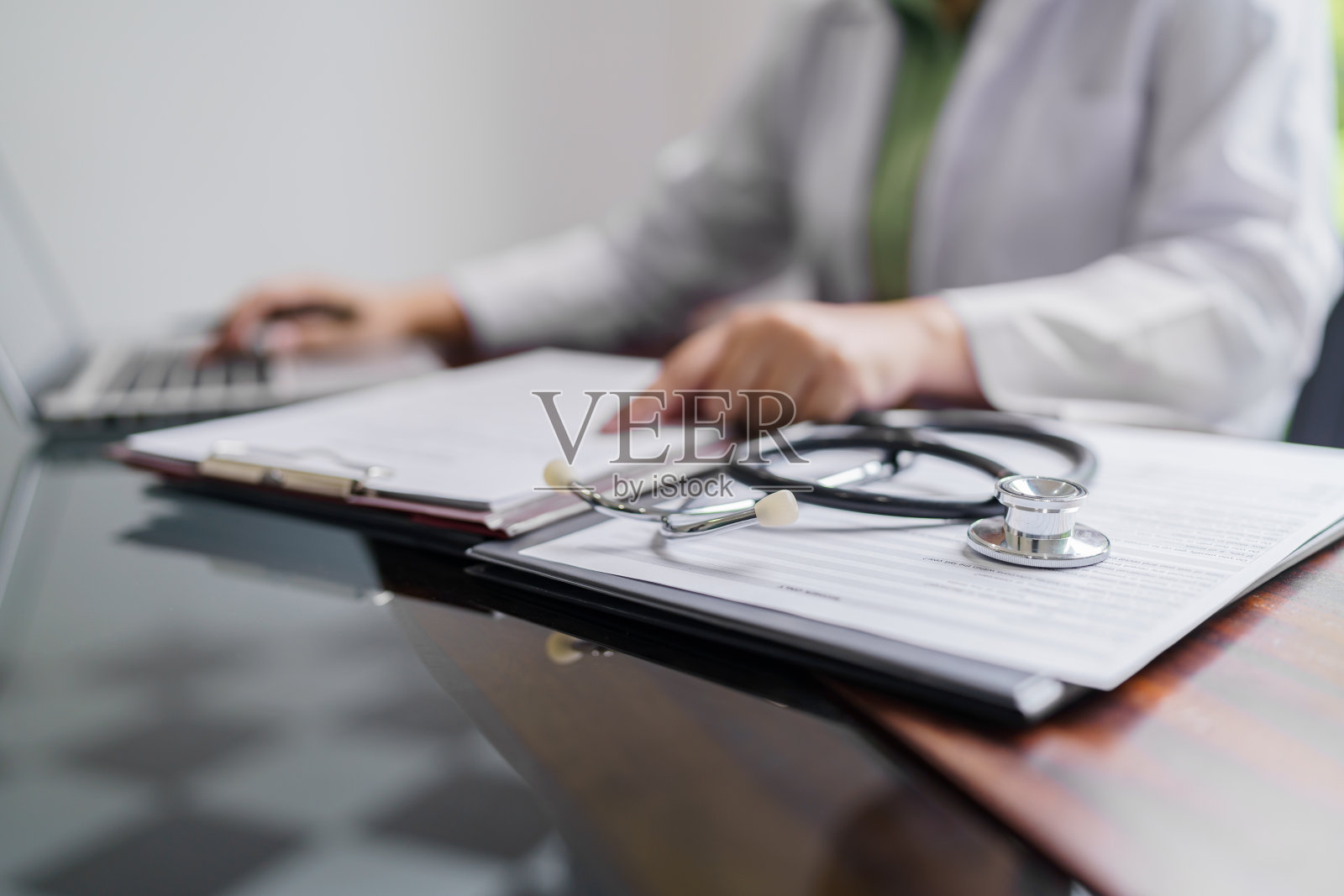 穿着白色制服长袍大衣的专业医生接见咨询病人。照片摄影图片