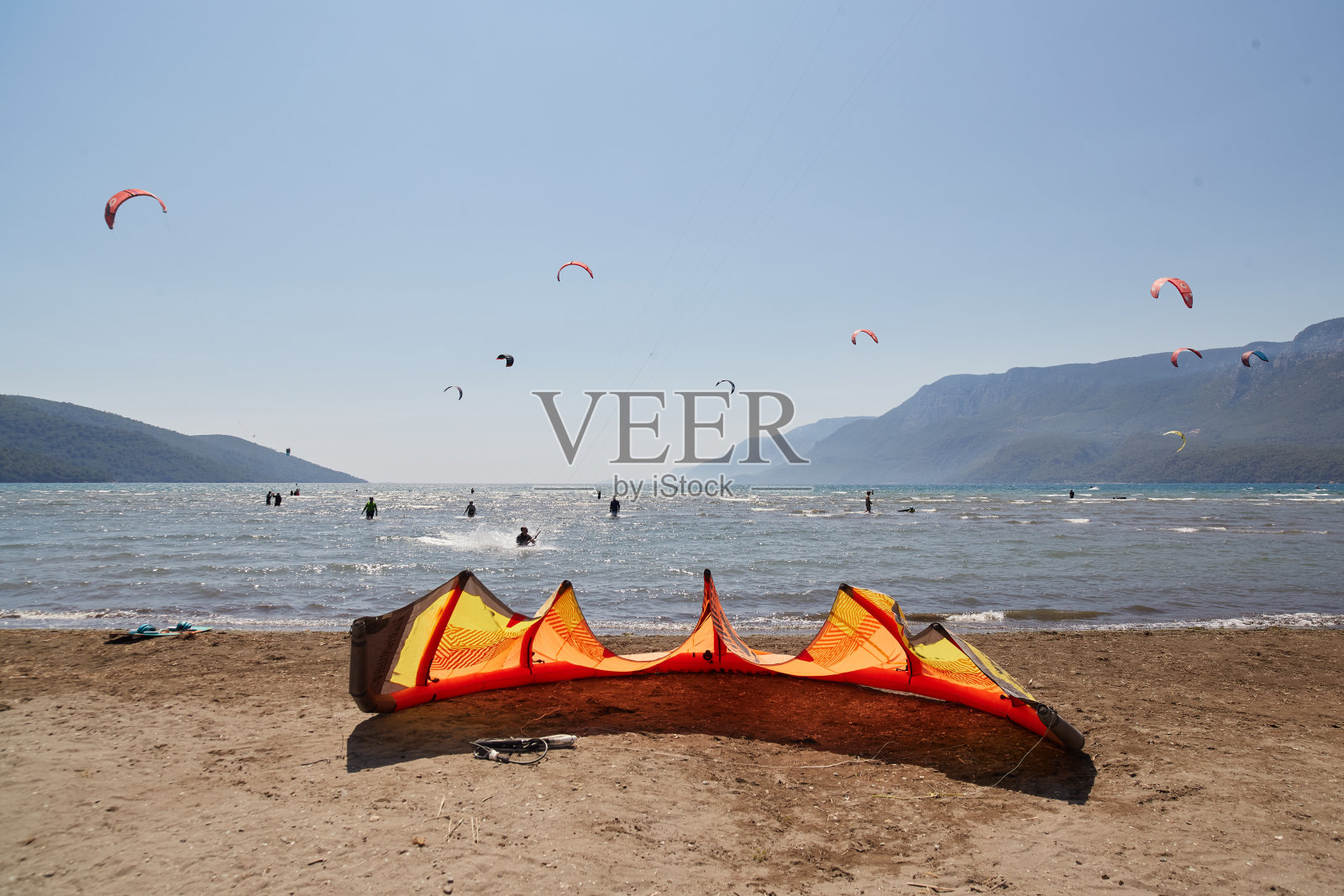 波涛汹涌的大海和风筝冲浪照片摄影图片