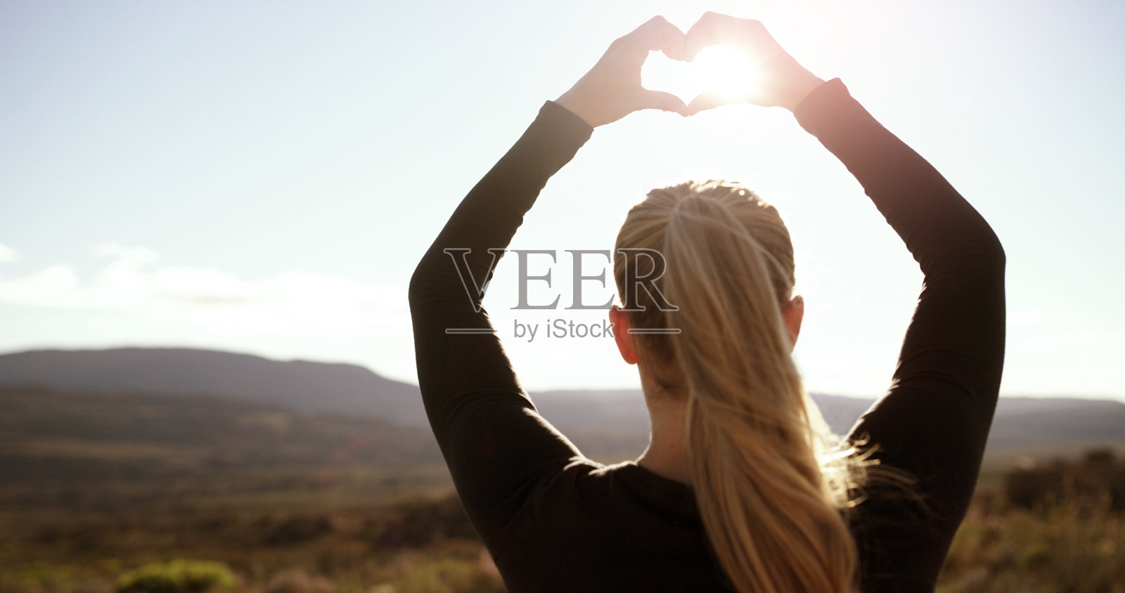 徒步旅行，自然和背部的女人与心的手为希望，健康和爱在夏季旅行，自由或冒险。自然阳光，蓝天美景，运动健康用表情符号照片摄影图片