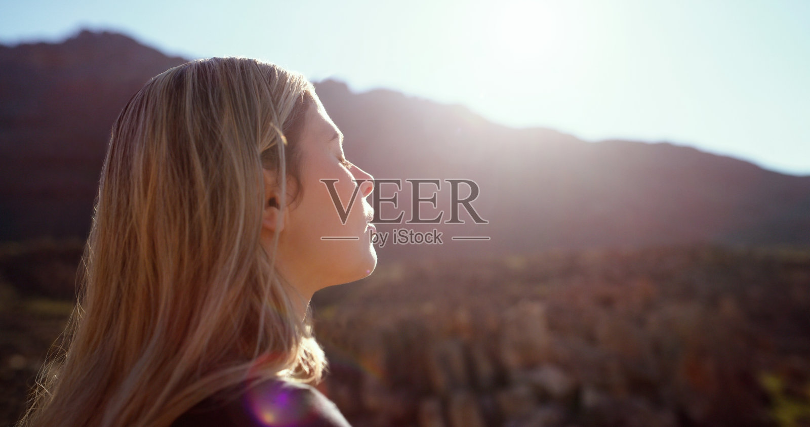 呼吸，和平和自由，与妇女在自然环境，心理健康和心态。日出，早晨和健康与女性在户外放松，精神和正念照片摄影图片