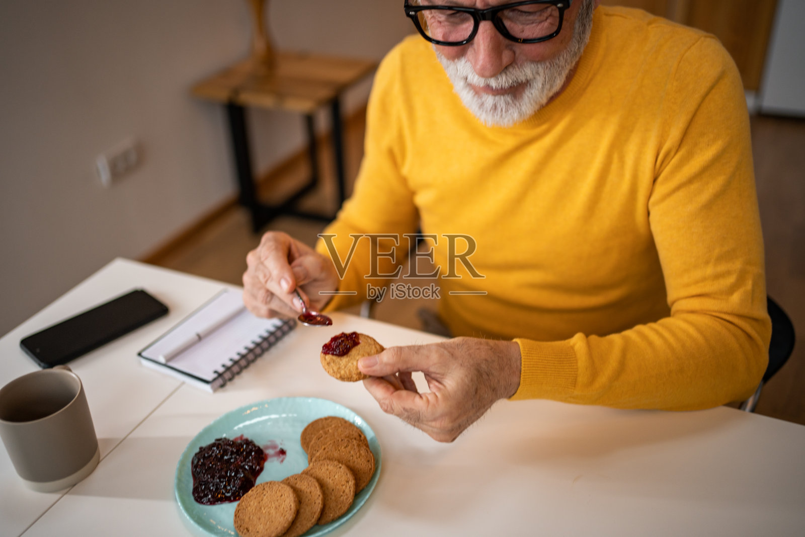 清淡的早餐，脆脆的黑莓果酱饼干照片摄影图片
