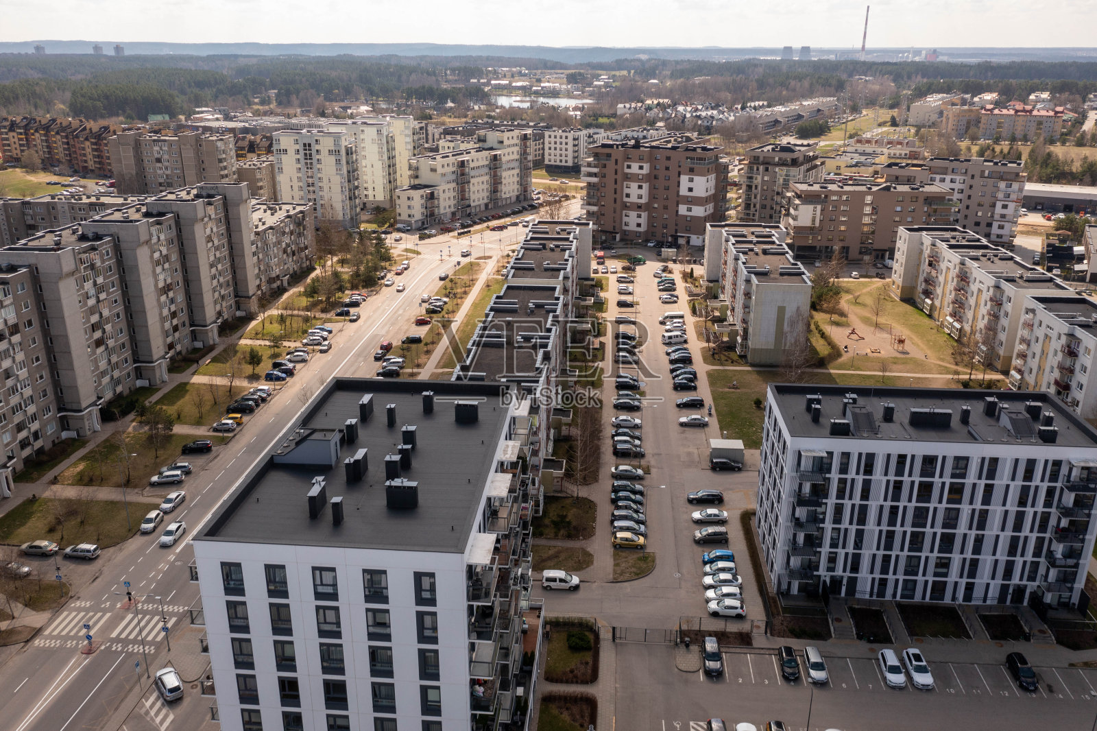 无人机拍摄的新住房在郊区蔓延。照片摄影图片