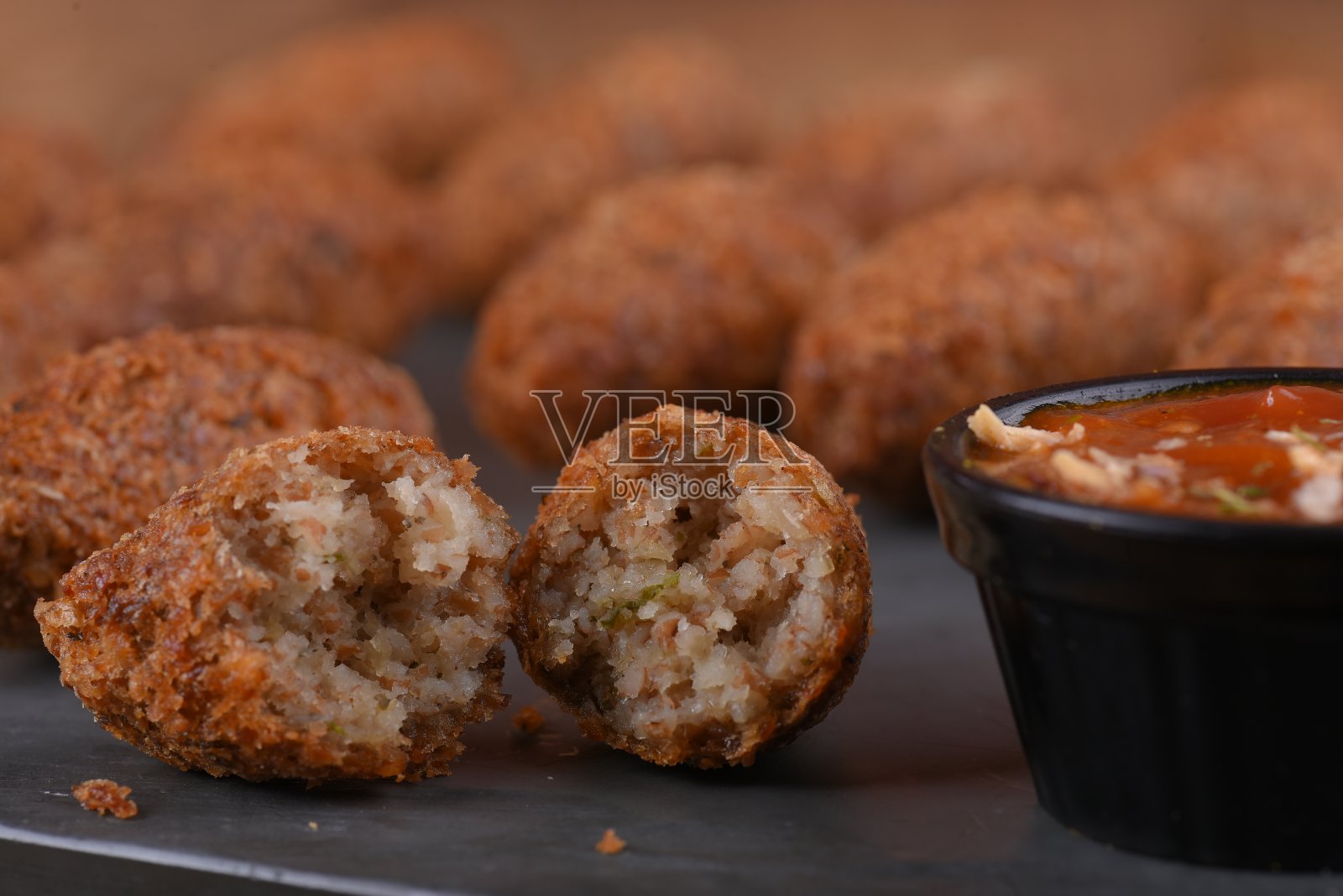 炸鳕鱼饼，鱼肉馅卷饼，鳕鱼饼，巴西式鳕鱼饼，肉盘照片摄影图片