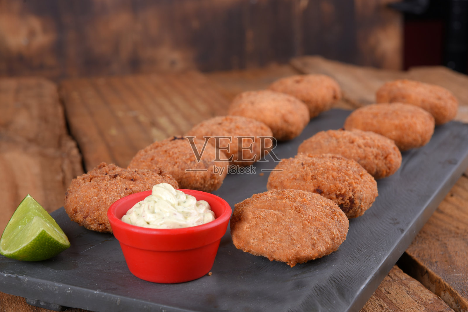 炸鳕鱼饼，鱼肉馅卷饼，鳕鱼饼，巴西式鳕鱼饼，肉盘照片摄影图片