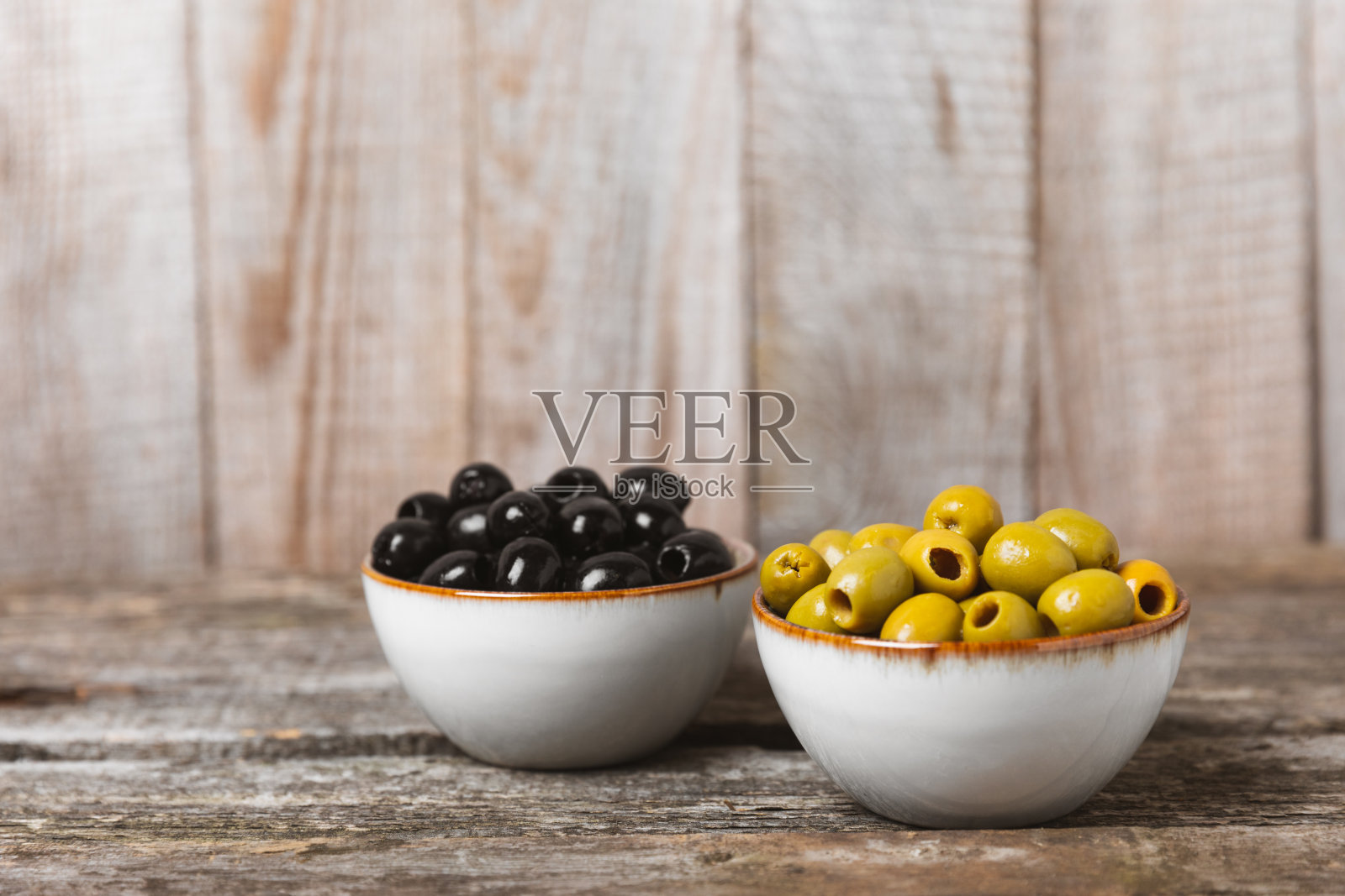 绿色和黑色橄榄叶碗纹理老木材的背景。美味又健康的食物。美味。地中海厨房。放文字的地方。copyspace。照片摄影图片