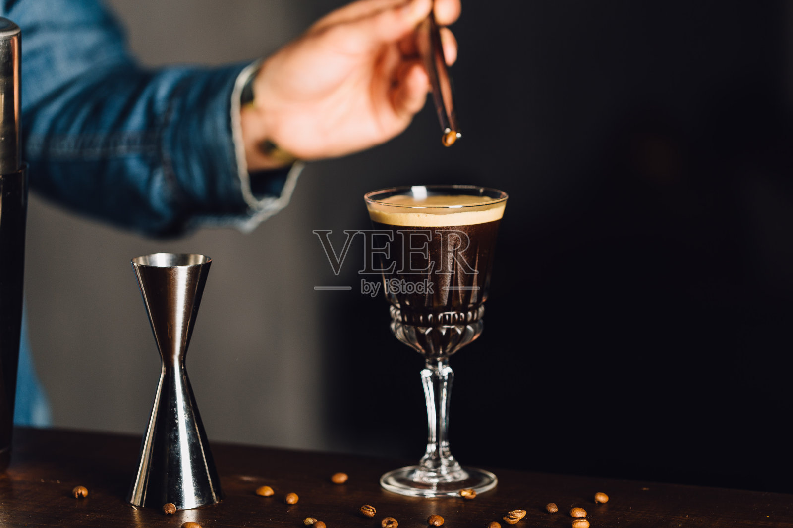 浓缩马提尼鸡尾酒伏特加，浓缩咖啡，咖啡利口酒和糖浆照片摄影图片