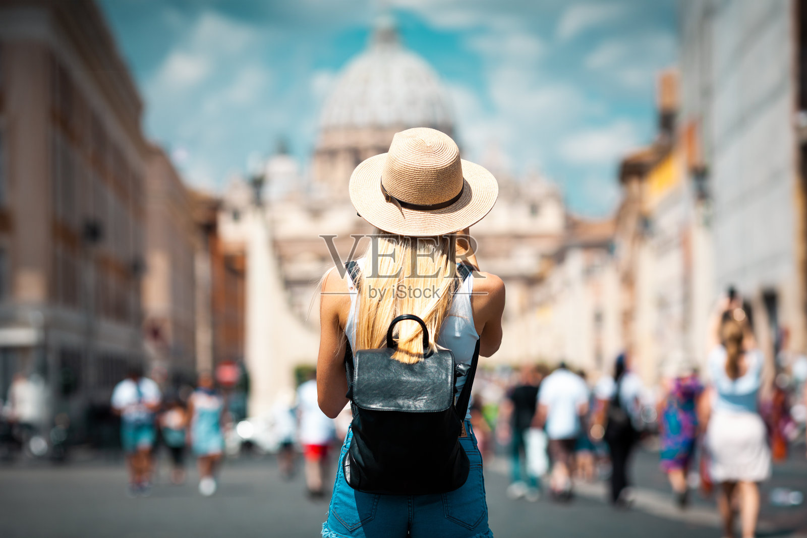 女孩游客探索新城市照片摄影图片