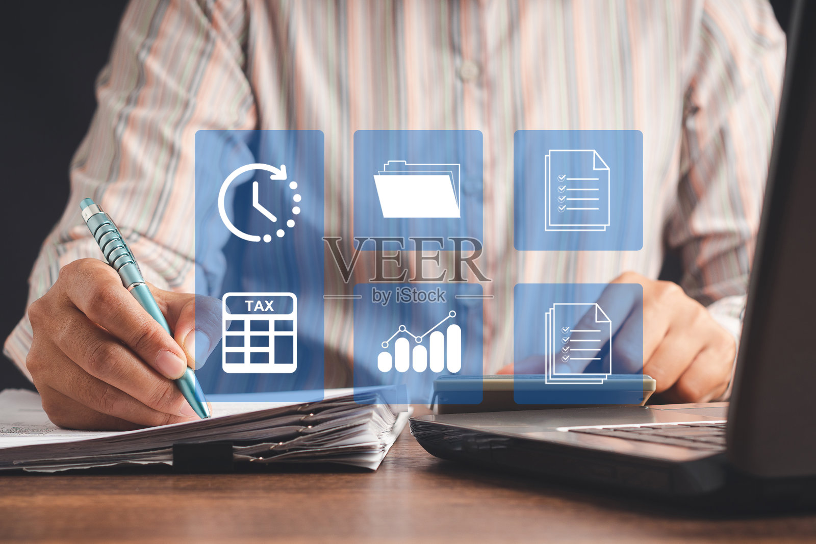 女商人用纳税表格填写个人所得税纳税表格照片摄影图片