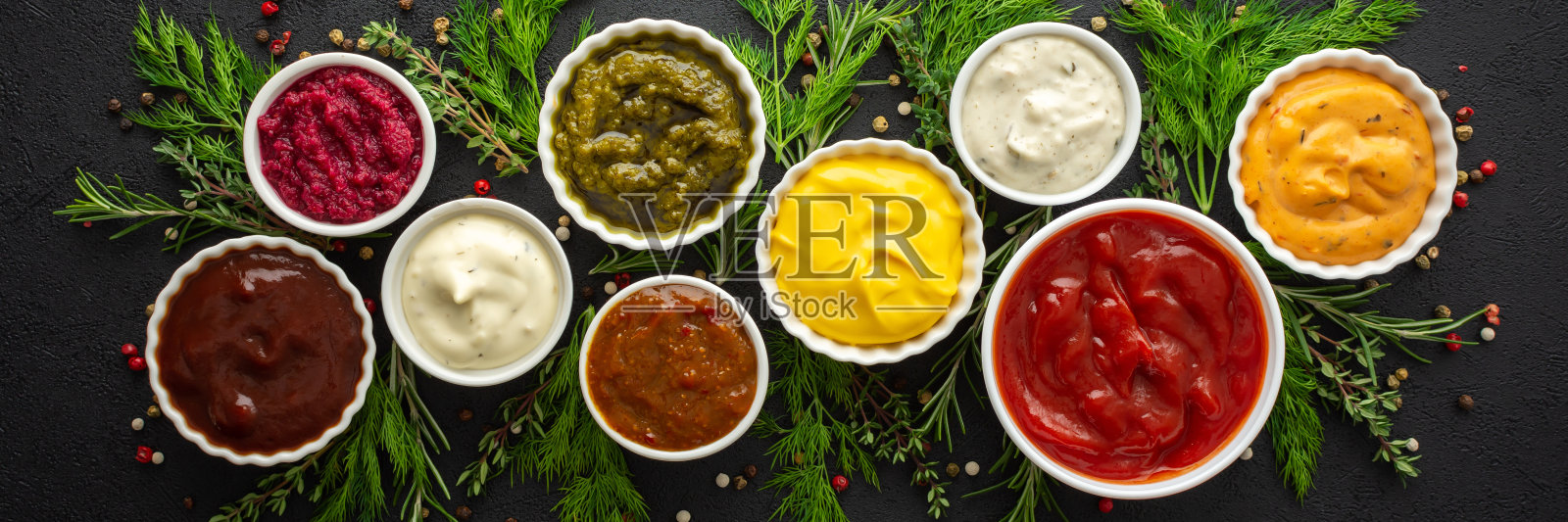 碗里的酱汁和调味料照片摄影图片