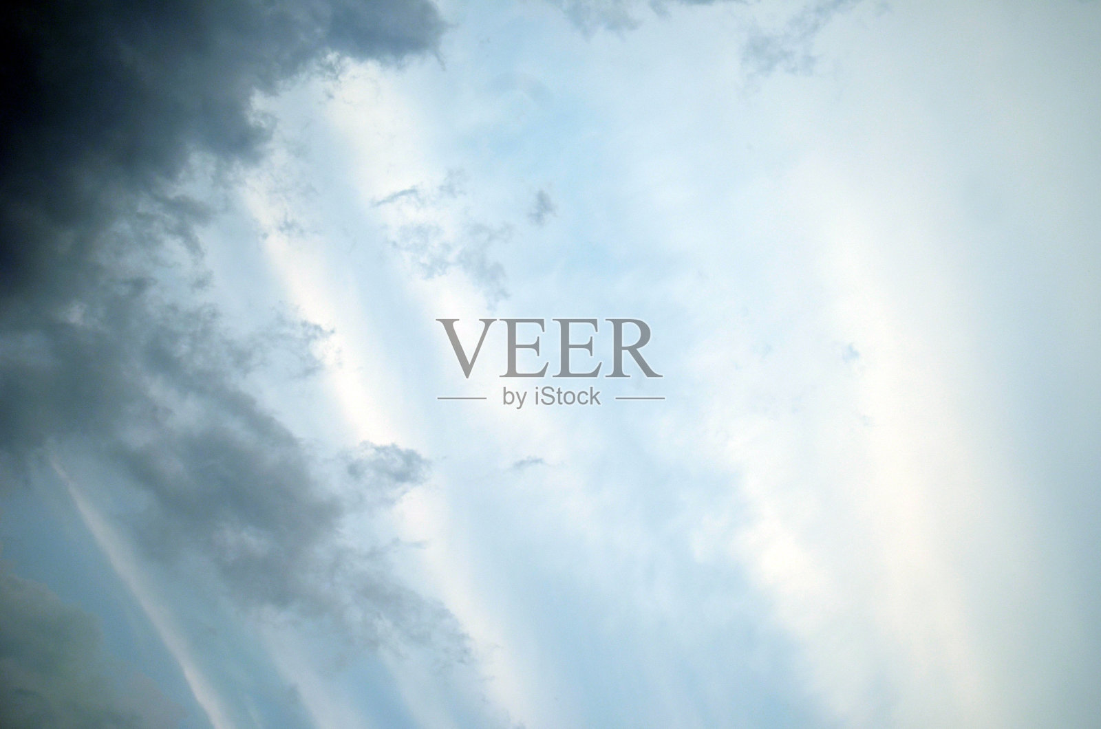 美丽的日出和天空中引人注目的云彩照片摄影图片