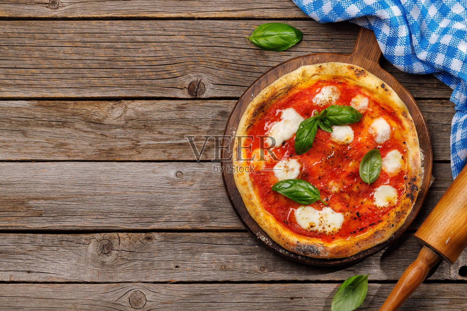 玛格丽塔披萨配番茄，马苏里拉奶酪和罗勒照片摄影图片