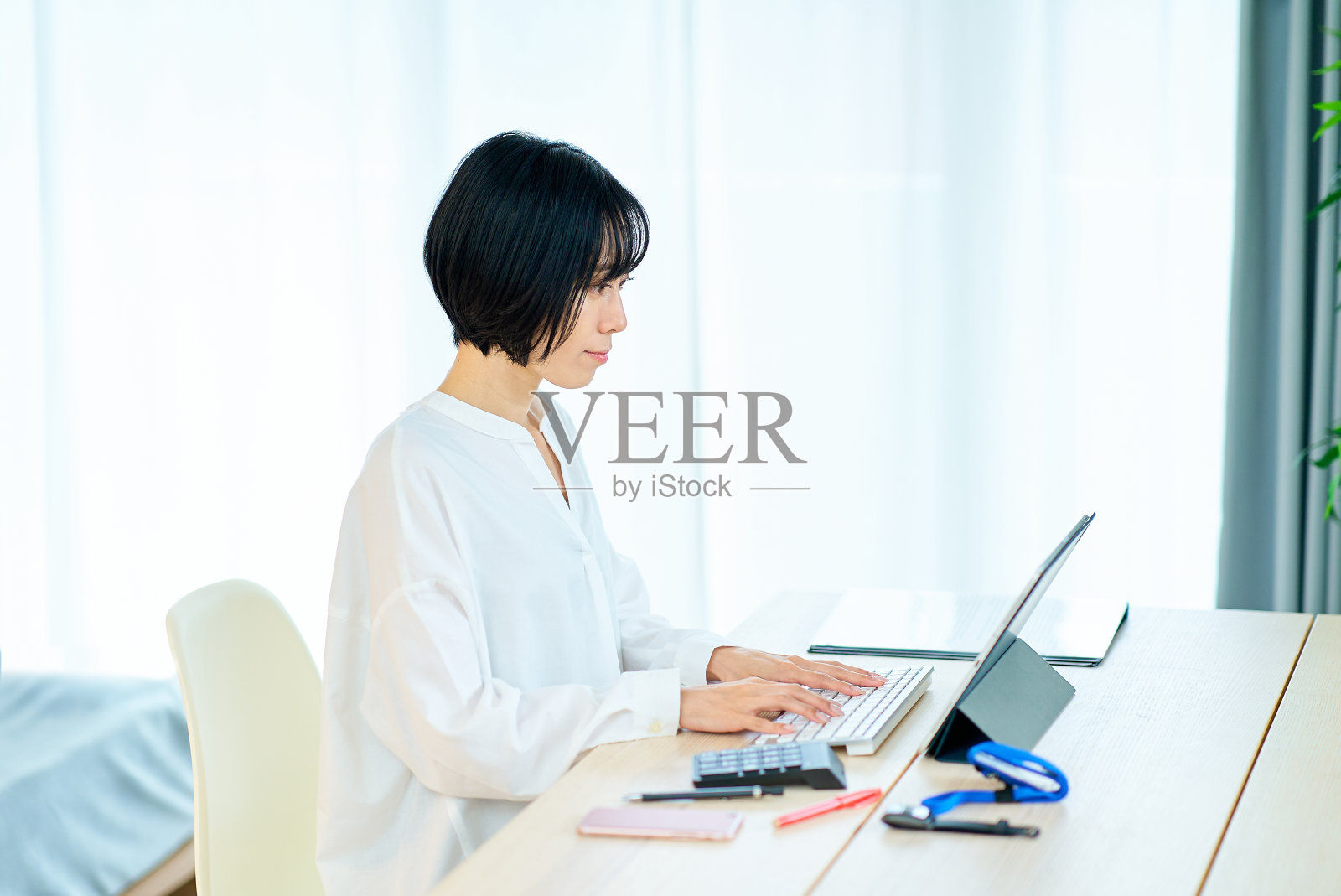 女人在房间里用笔记本电脑照片摄影图片