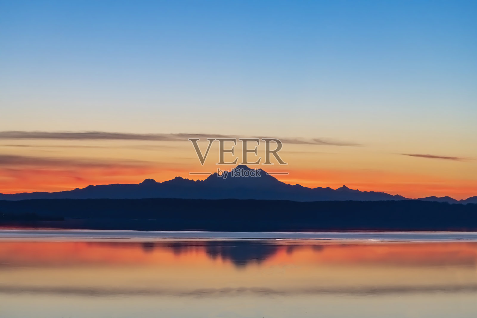 早晨日出在喀斯喀特山脉的贝克火山照片摄影图片