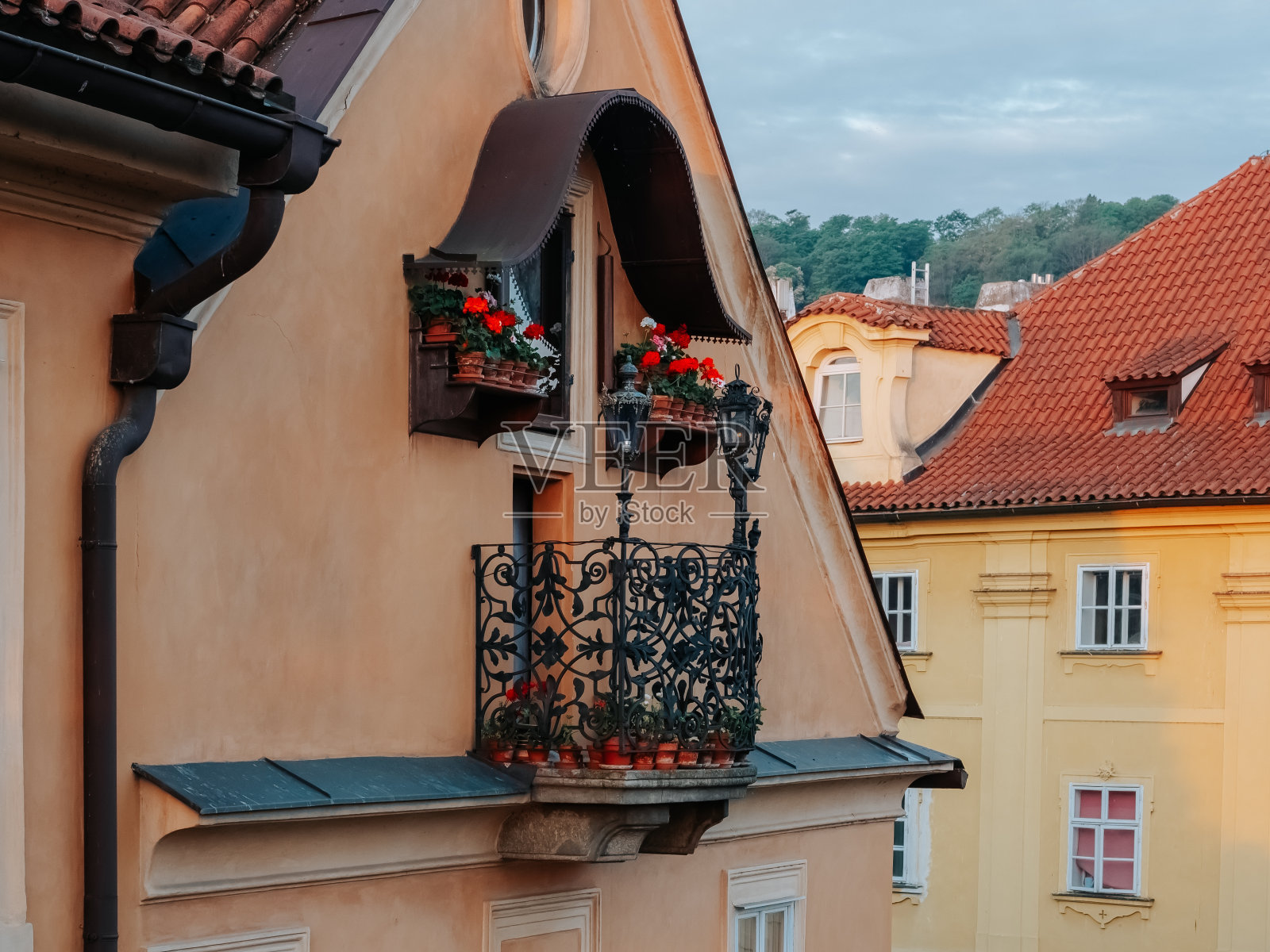 布拉格市中心美丽的阳台上鲜花盛开照片摄影图片
