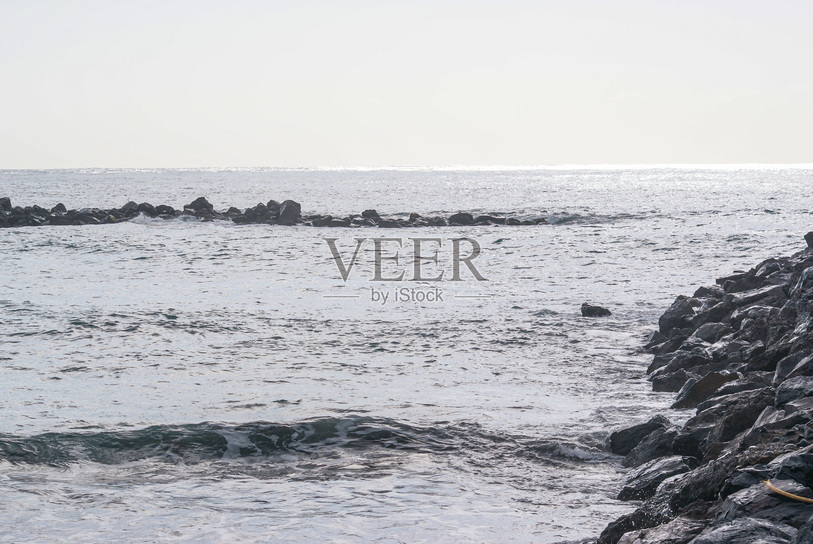 湛蓝的天空衬托着美丽的海景照片摄影图片