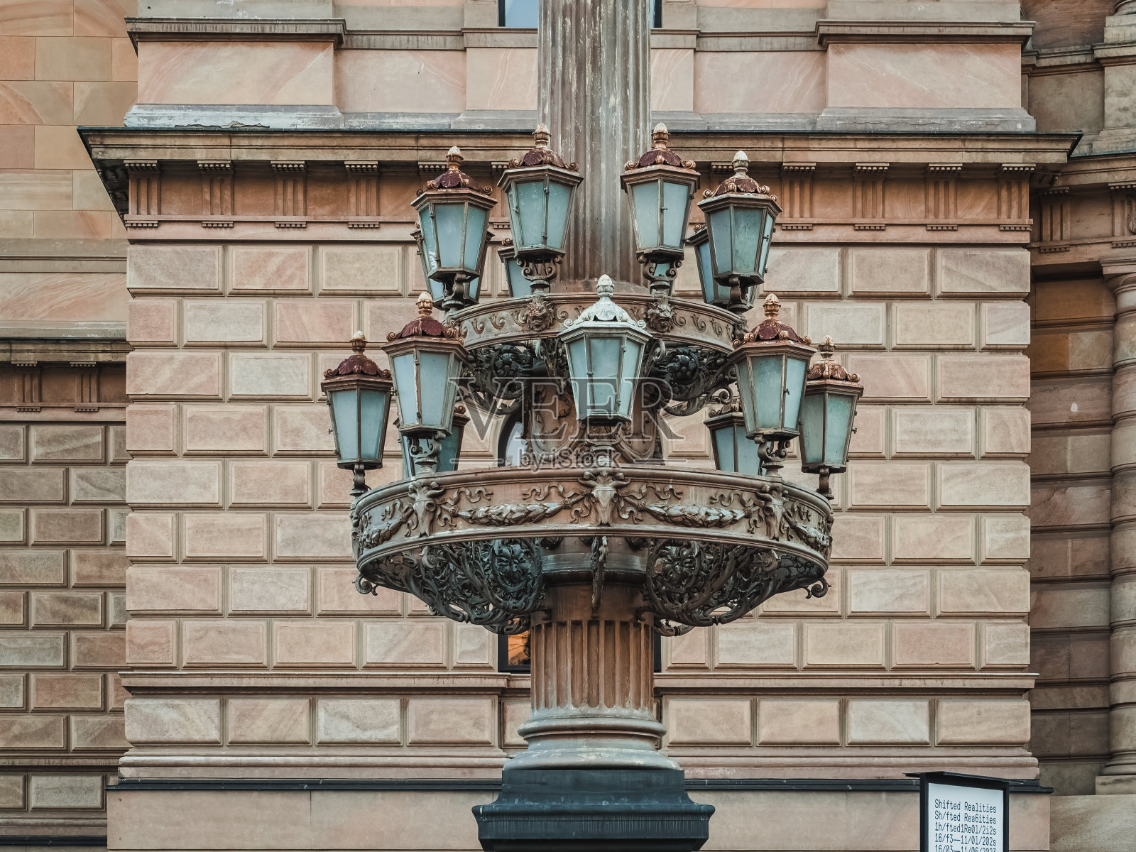 灯柱上挂着许多灯笼照片摄影图片