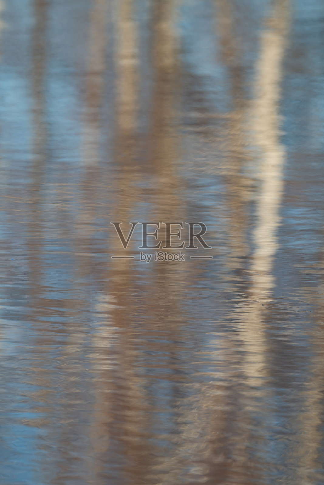 日落时阳光照耀的河流或湖泊的水面照片摄影图片