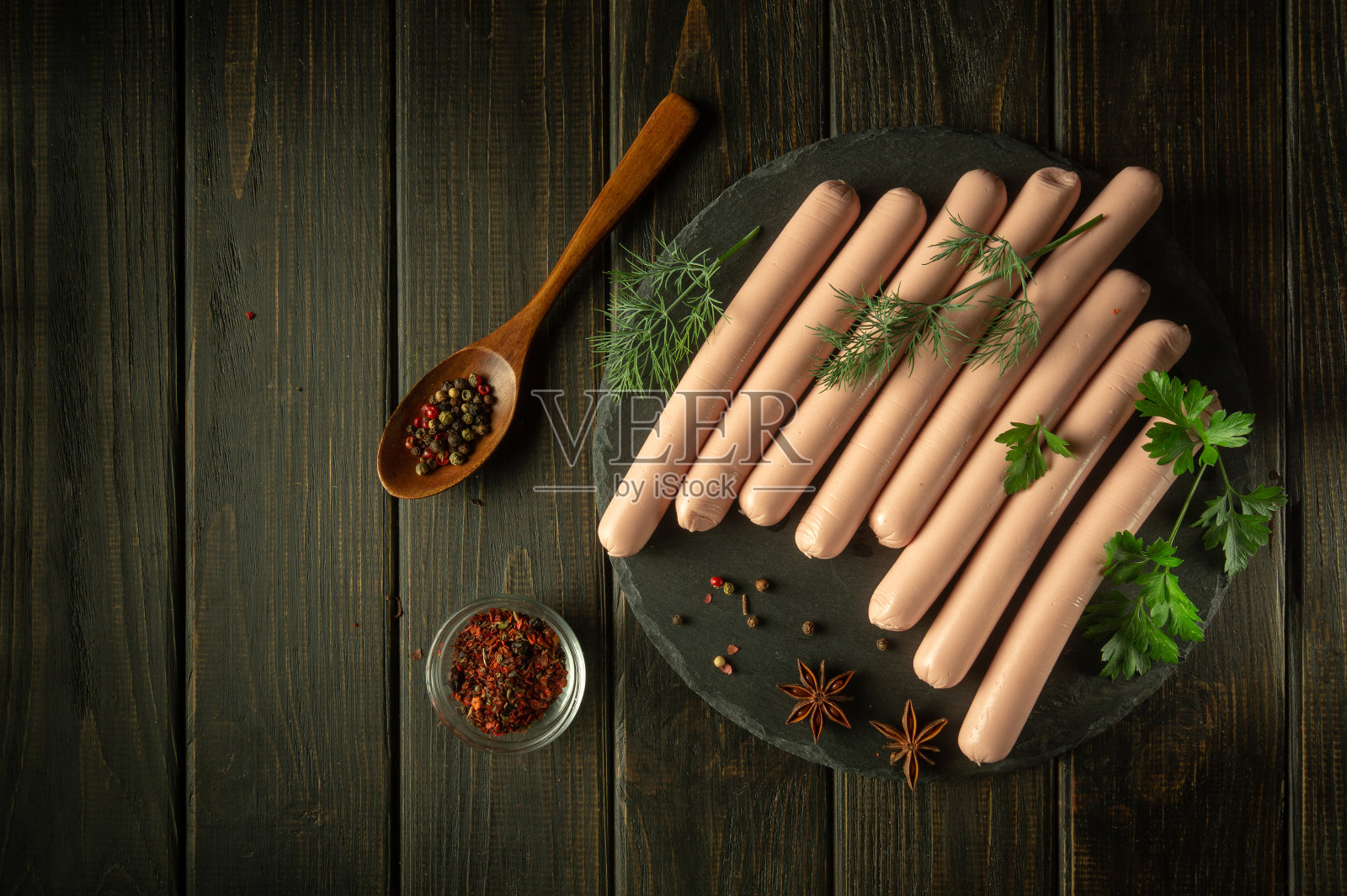 香肠是快餐的半成品，猪肉、牛肉或鸡肉是现成的。带有文本复制空间的顶视图照片摄影图片