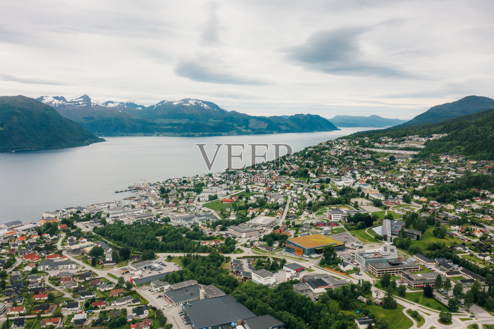 鸟瞰图:挪威一个被湖、海、山环绕的绿色小镇照片摄影图片