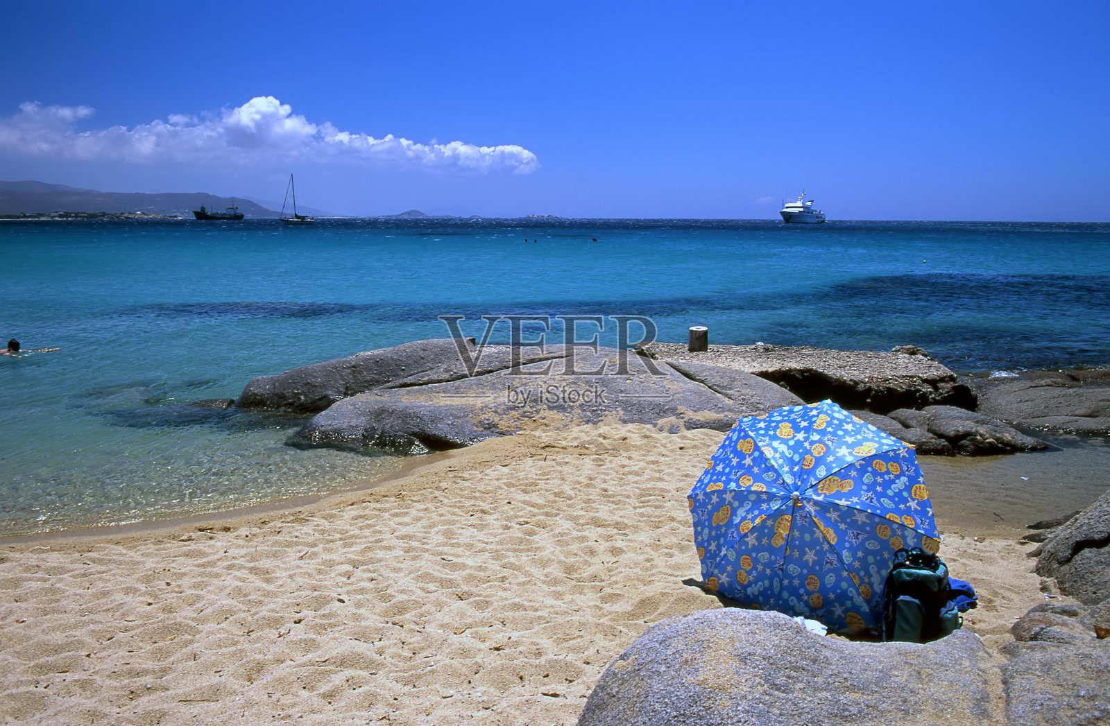 全景的大海和海滩与遮阳伞照片摄影图片