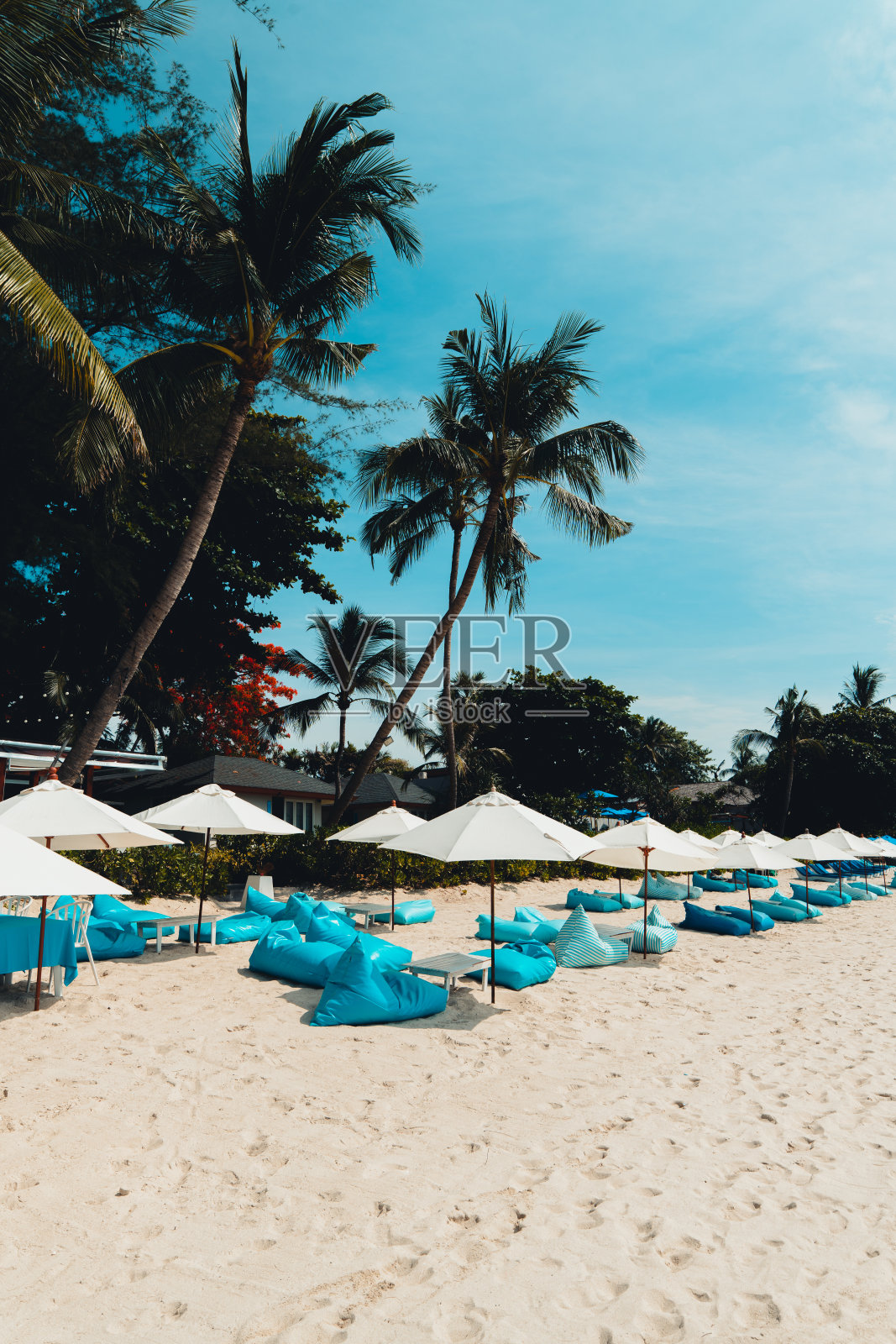白色的沙滩和海边的椅子，在夏天放松照片摄影图片
