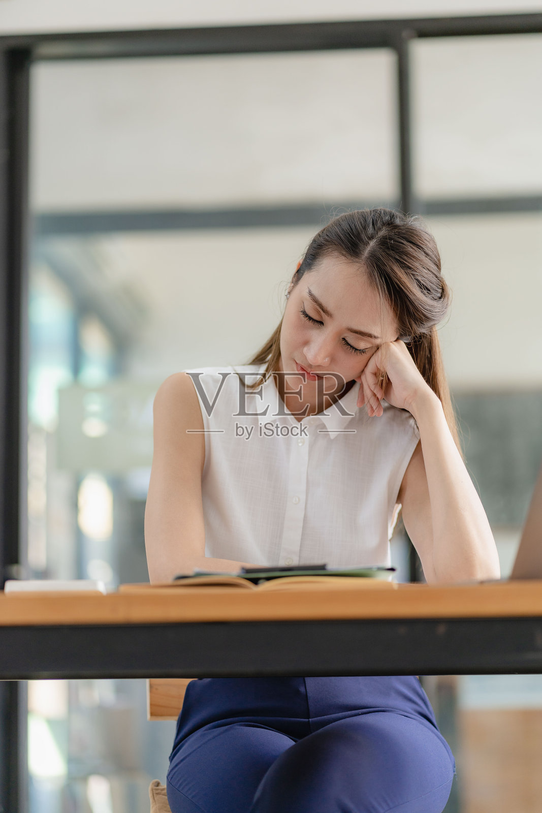 思考亚洲女商人看财务报表和制定营销计划使用电脑在她的办公桌上在办公室拿着报告文件女孩阅读财务信息照片摄影图片