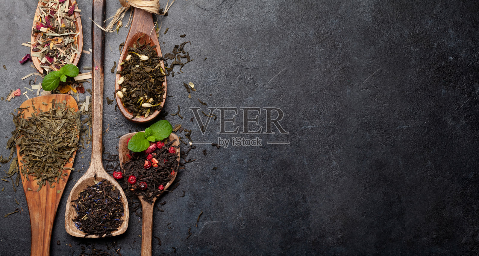 用木勺装的各种干茶照片摄影图片