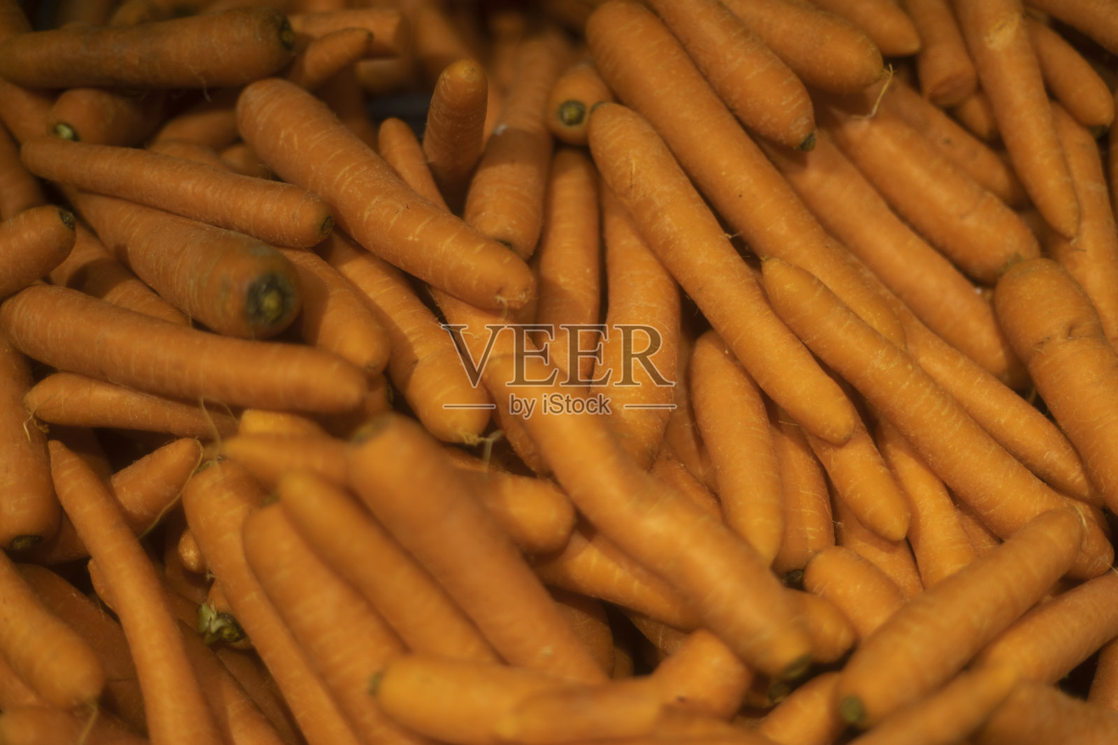 大量的胡萝卜。富含维生素a的食物市场上的蔬菜。照片摄影图片