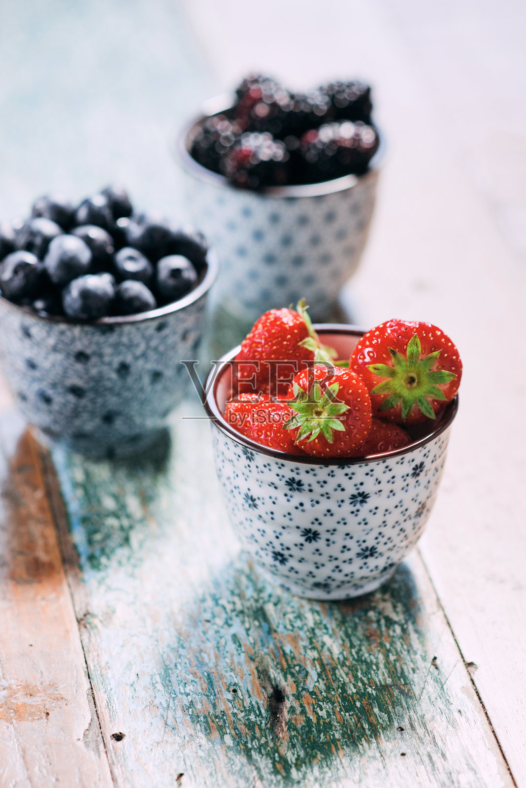 蓝莓，草莓，黑莓在木桌上照片摄影图片