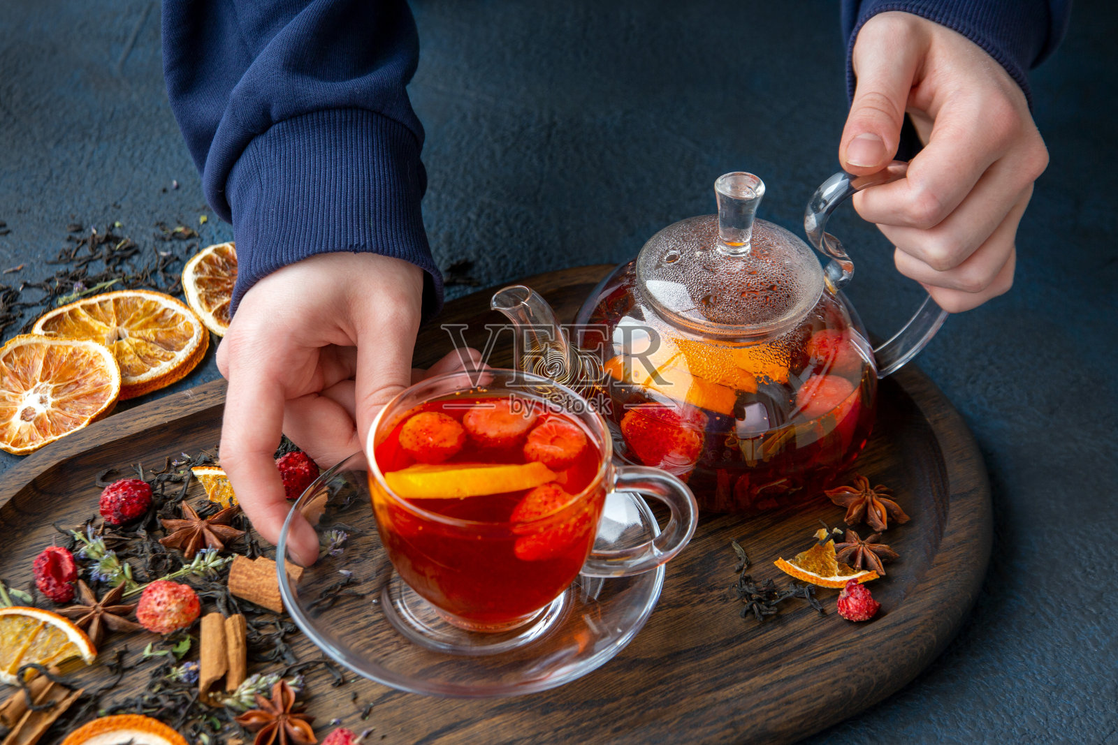 女孩用玻璃碗泡茶。健康食品，维生素，抗氧化剂。照片摄影图片