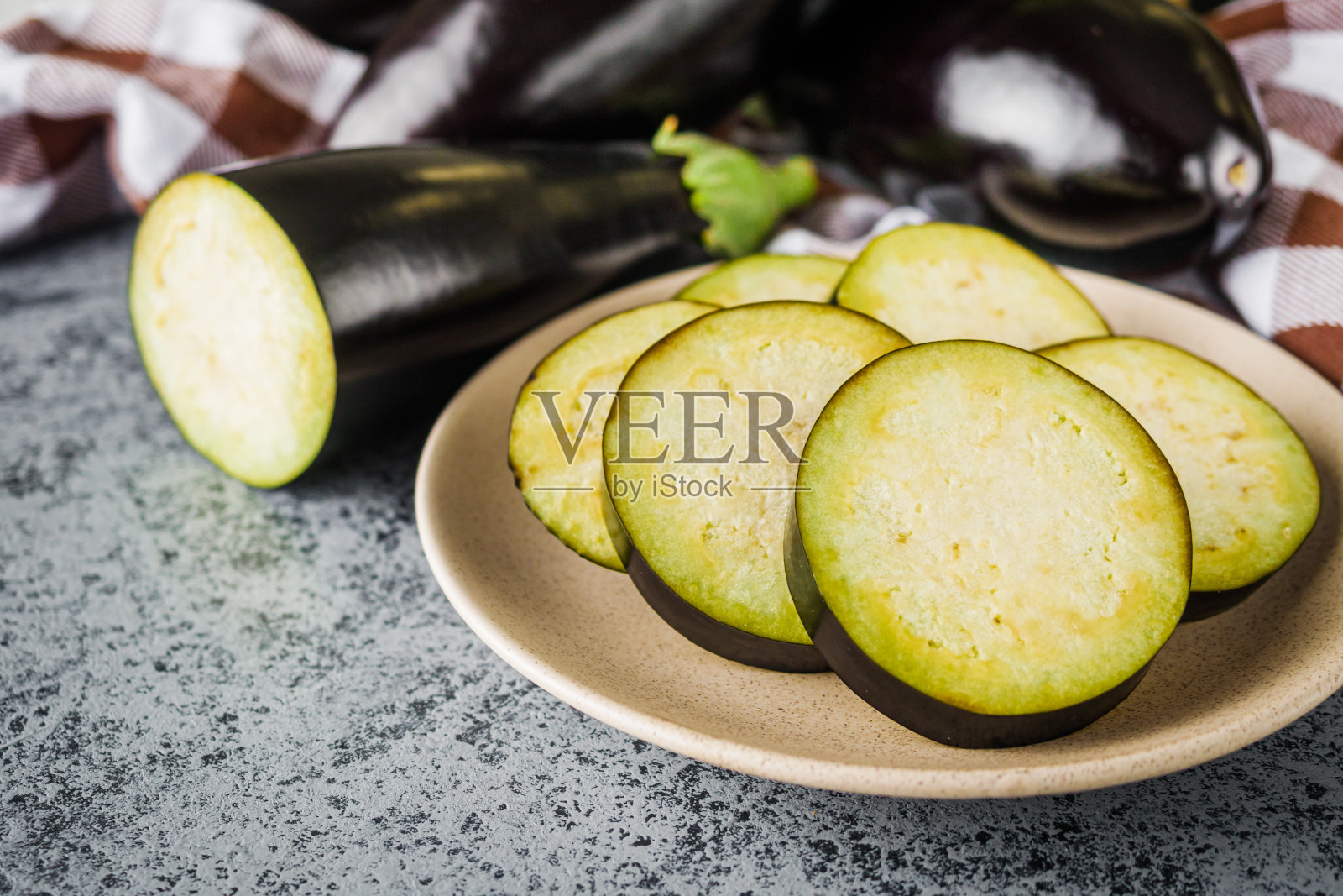 新鲜的天然茄子在一个灰色的石头背景照片摄影图片