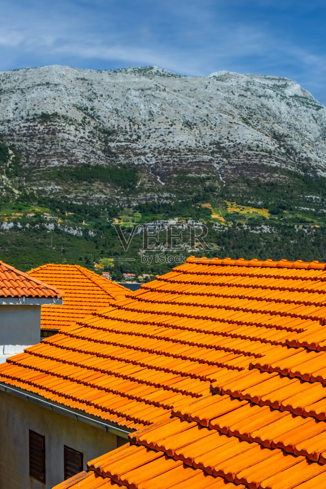 克罗地亚亚得里亚海海岸线小镇科尔库拉的橙色赤陶瓦屋顶照片摄影图片