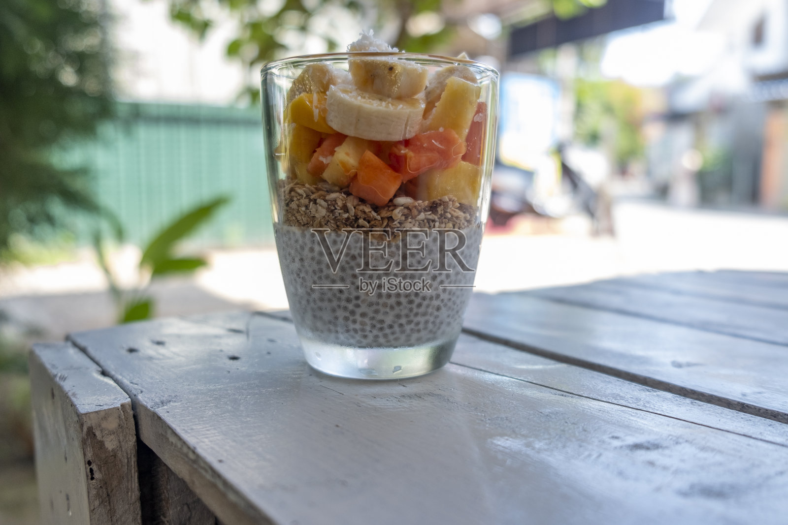 在白色的桌子上有奇亚布丁照片摄影图片