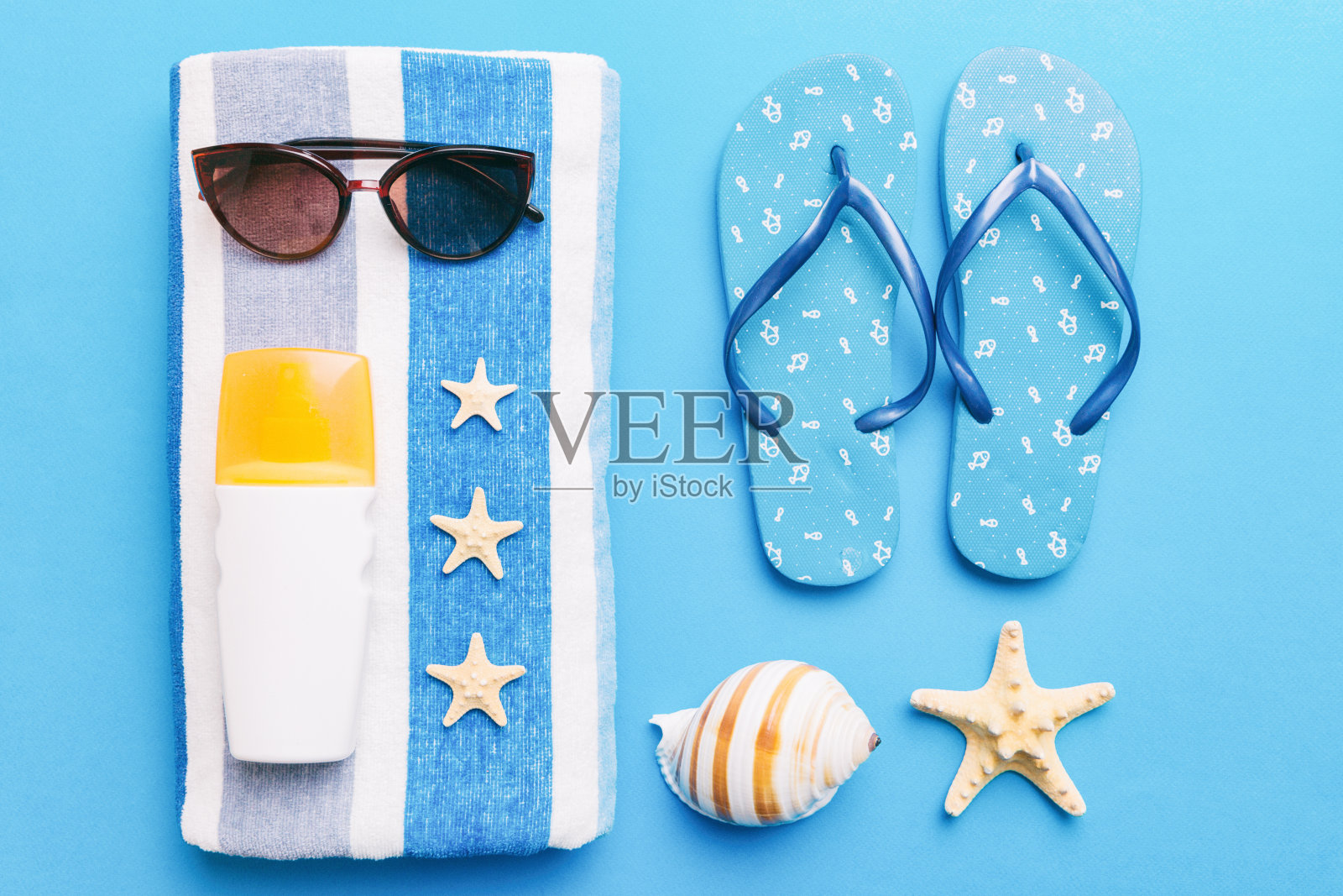 暑假概念平铺。海滩配件和毛巾俯视图。文本空间。旅游的概念照片摄影图片