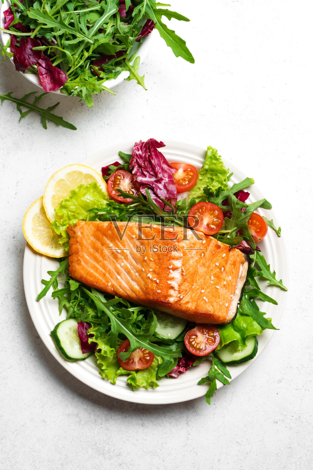 烤三文鱼片和蔬菜沙拉照片摄影图片