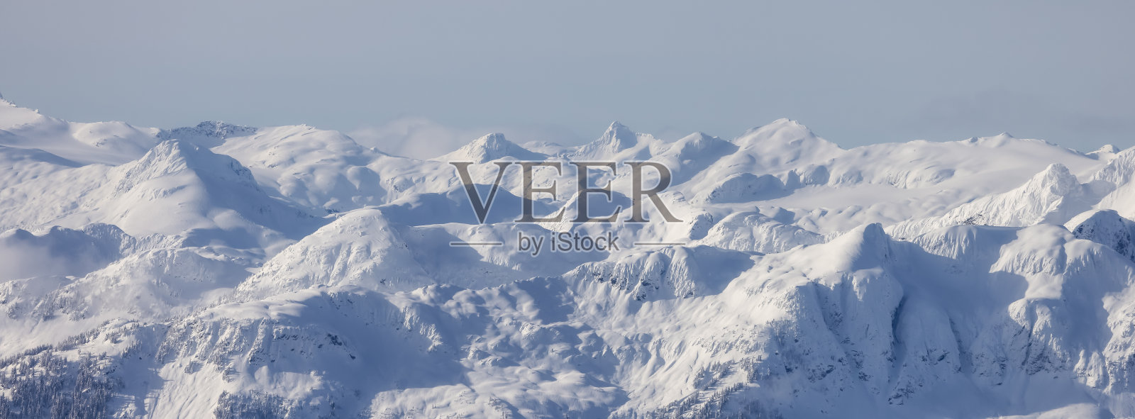 白雪覆盖的加拿大自然风光背景：惠斯勒照片摄影图片