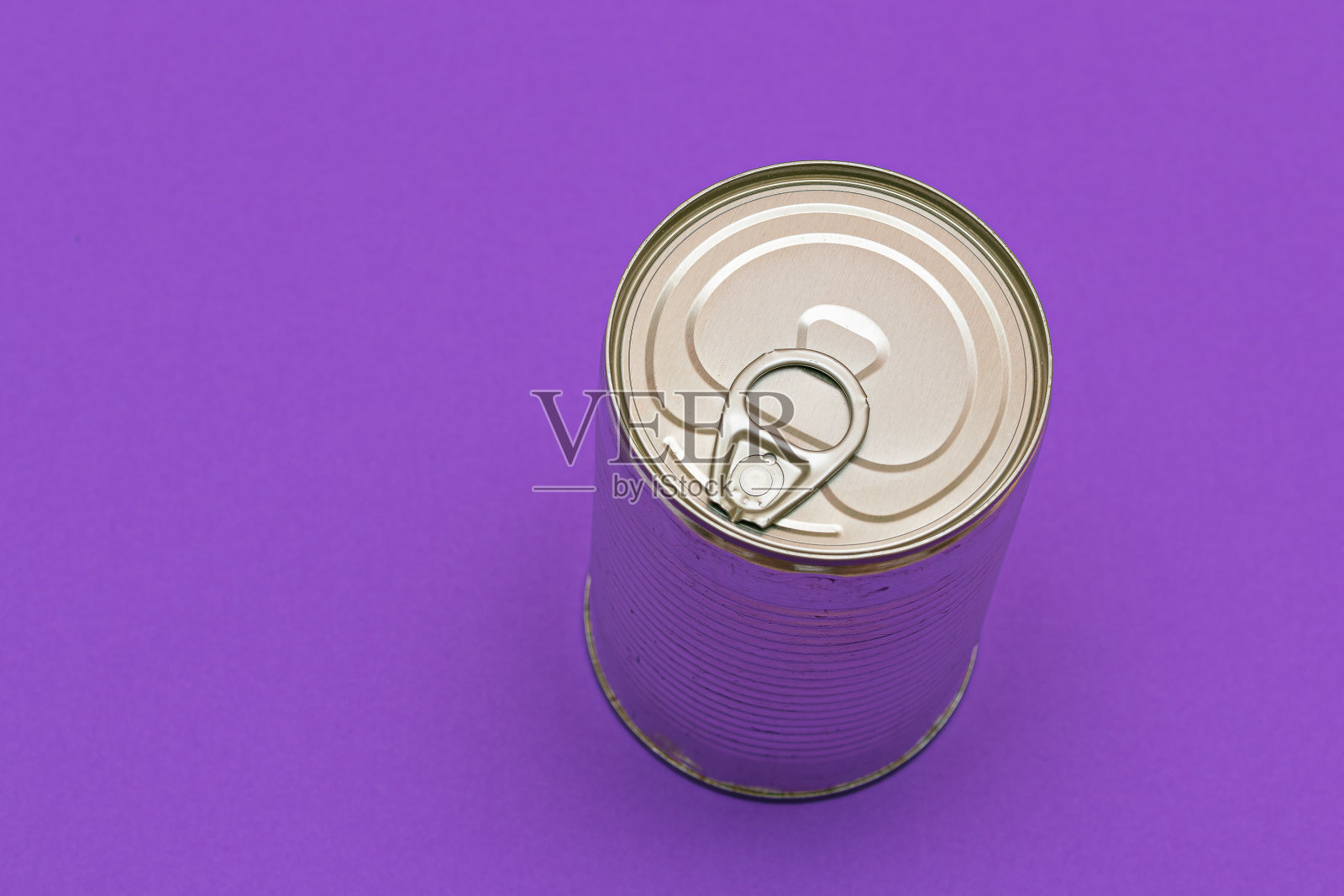 未开封的锡罐与空白边缘上的紫色背景照片摄影图片