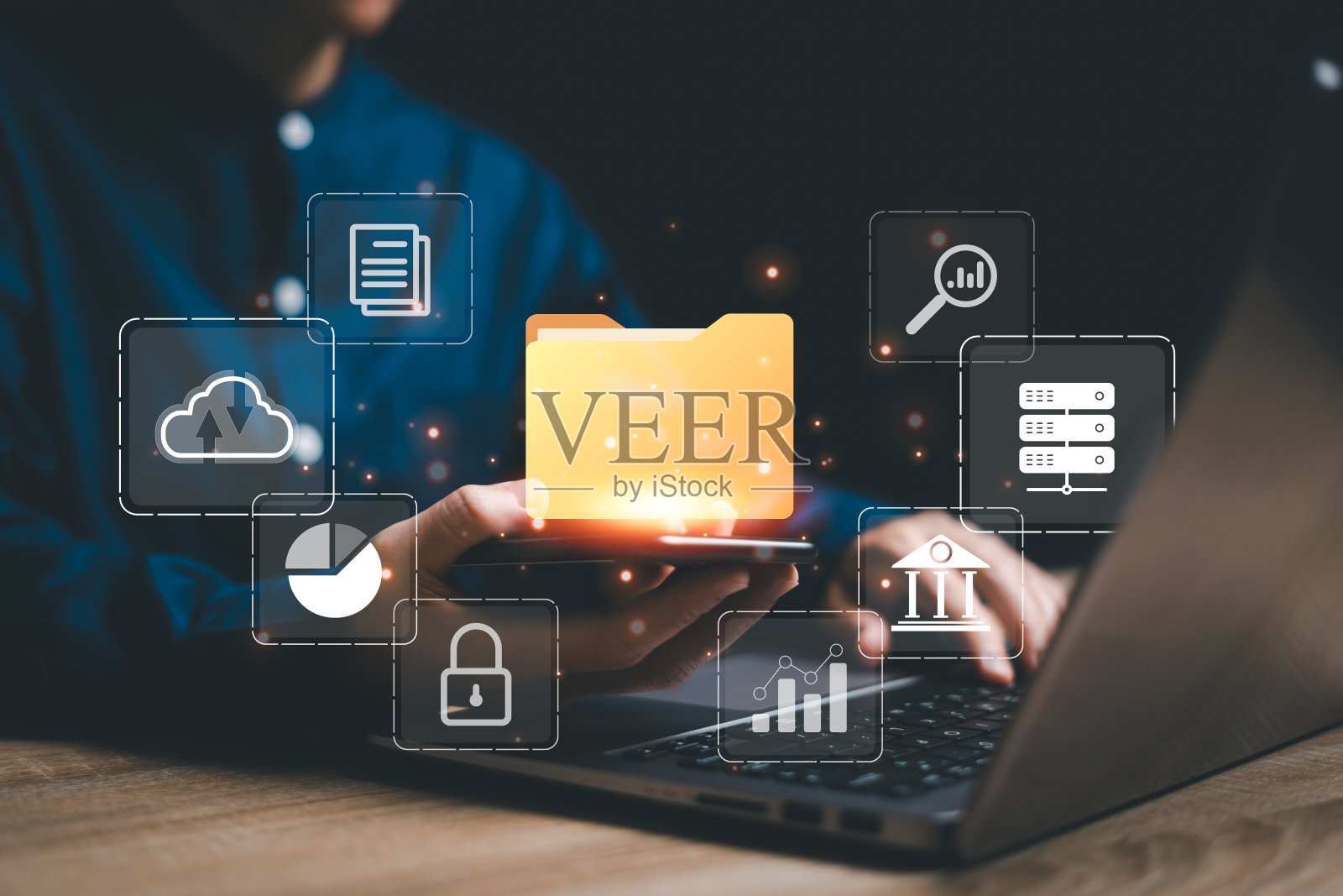 文档管理和商务工作概念，商务女性显示文件夹，和图标文档管理管理控制在线使用笔记本电脑上的安全存储系统和云计算照片摄影图片