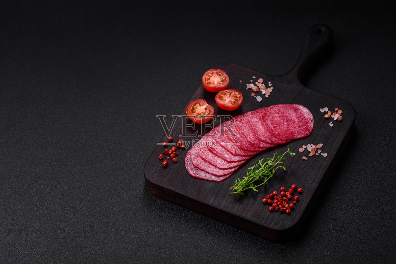 美味的烟熏腊肠配上盐、香料和香草切成片照片摄影图片