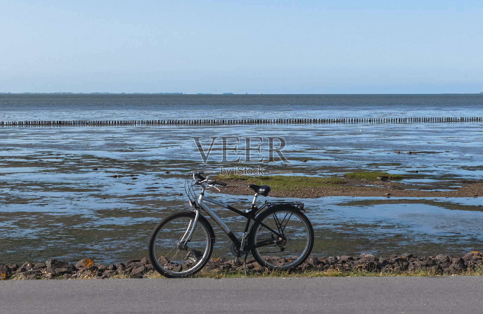 在德国北海的海滩上骑自行车照片摄影图片