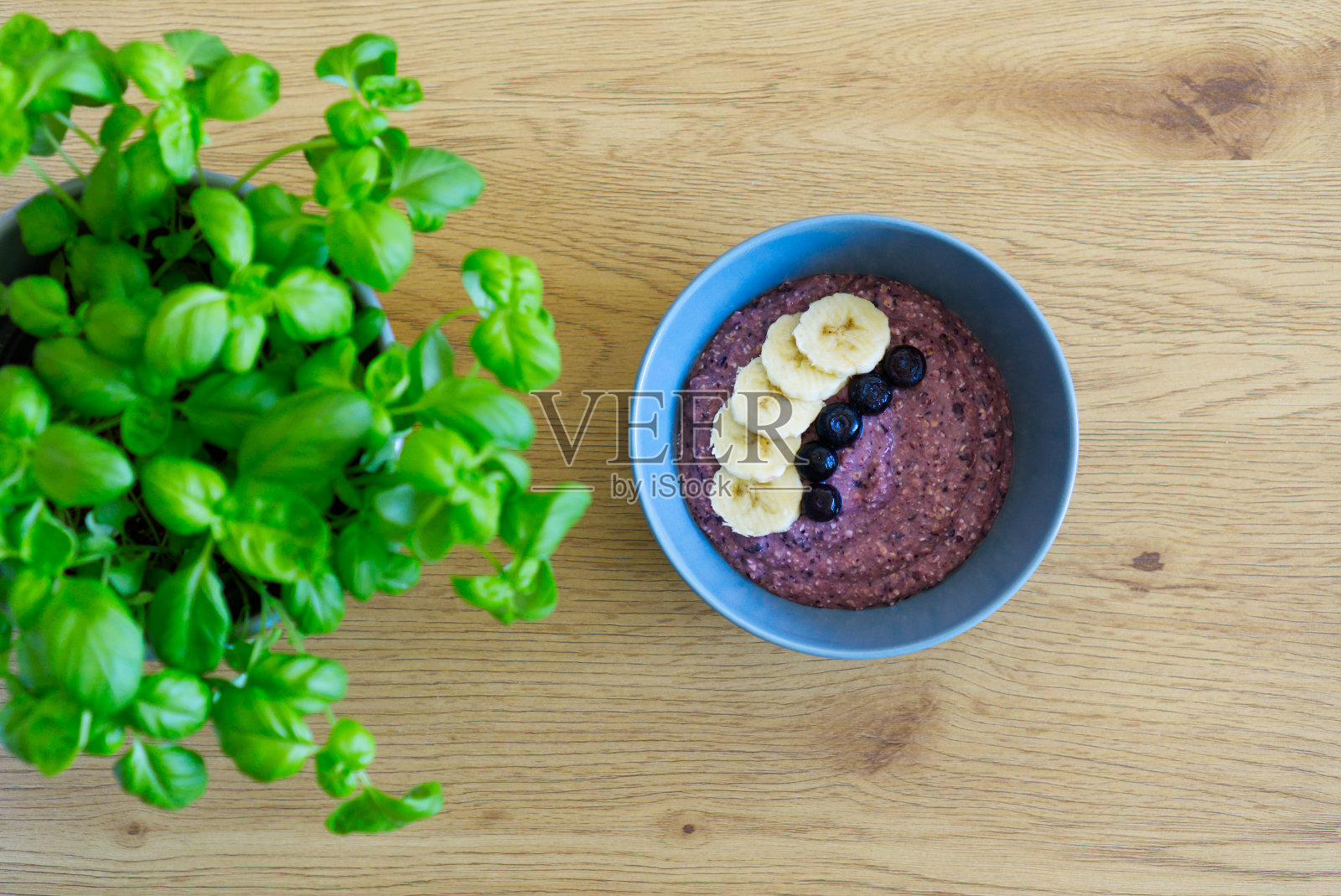 健康早餐碗，香蕉，燕麦，蓝莓和杏仁奶照片摄影图片