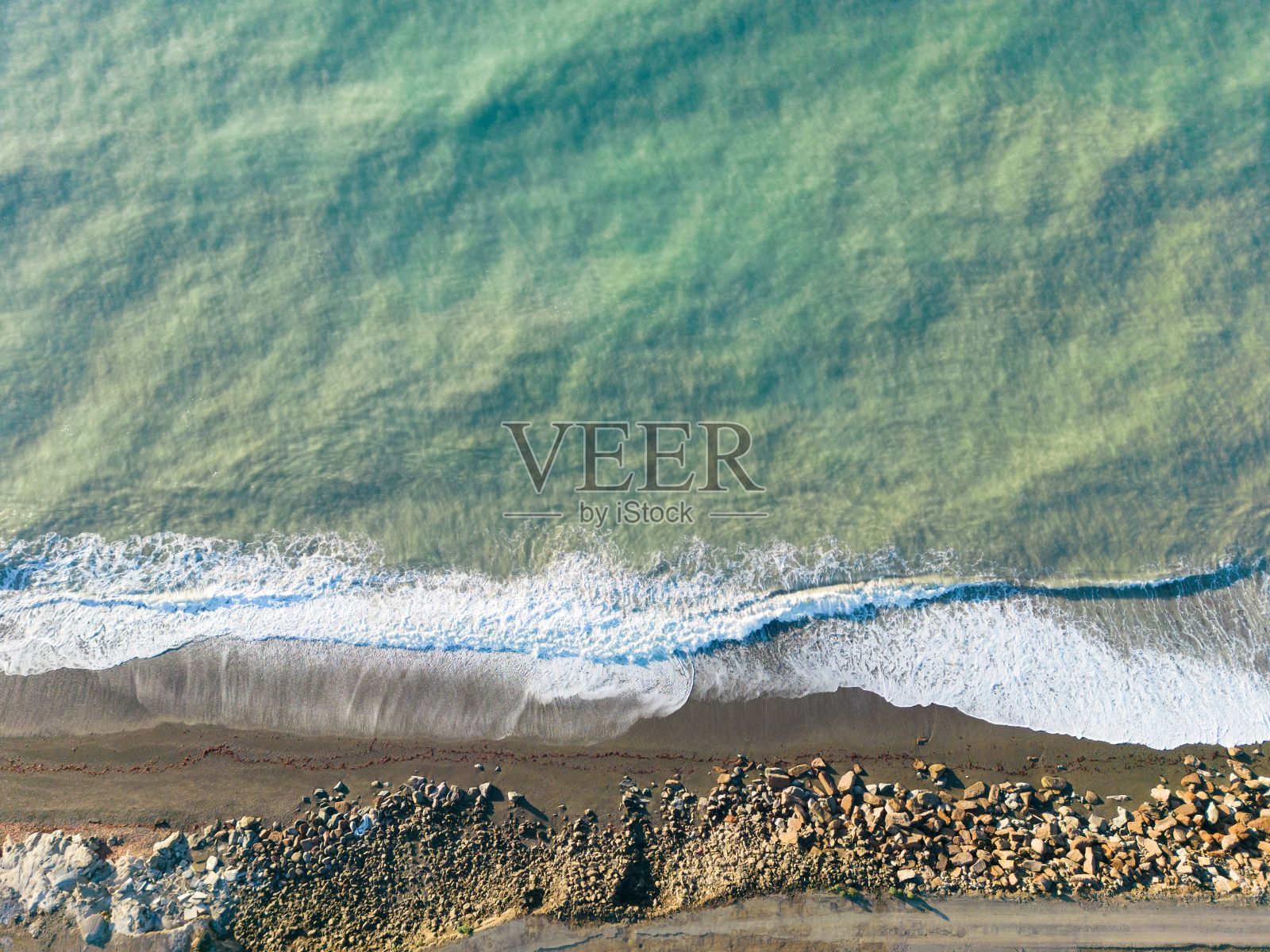 鸟瞰图，宁静的波涛拍打着海岸照片摄影图片