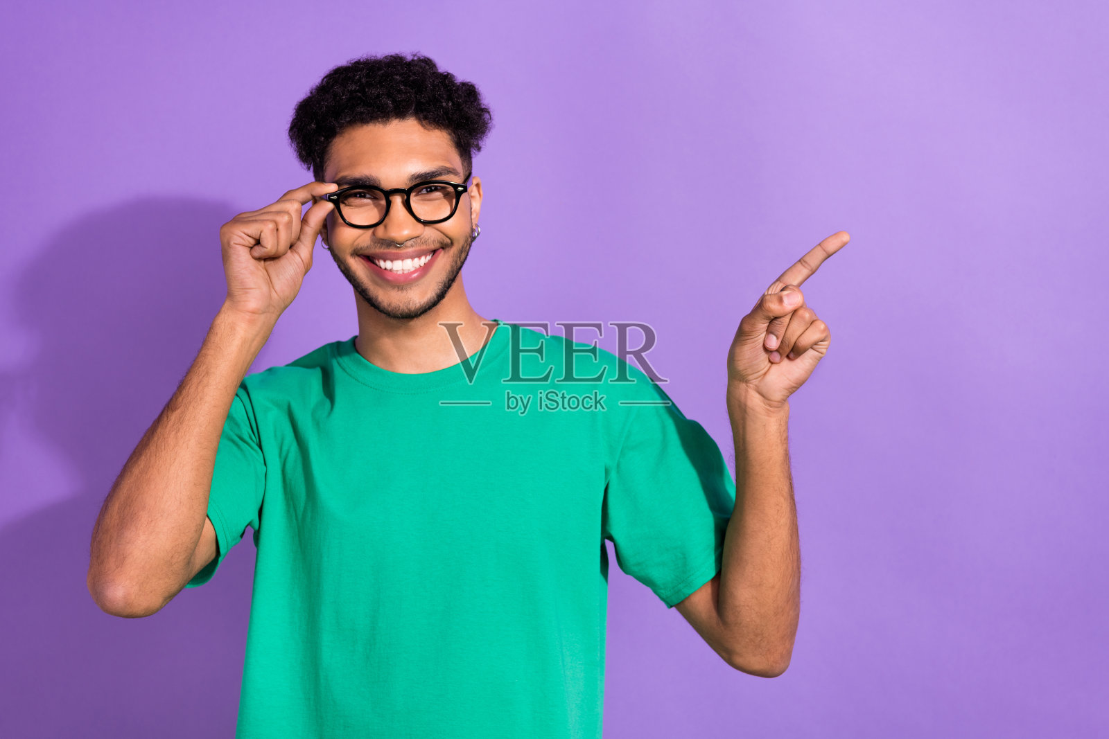 照片的聪明的正面男子手臂触摸眼镜直接手指空白空间孤立在紫色的背景照片摄影图片