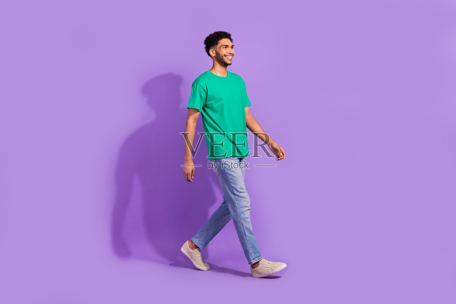 年轻人的全身照片步骤满意时尚休闲服装购物提供购买便宜看起来孤立的紫罗兰色背景照片摄影图片