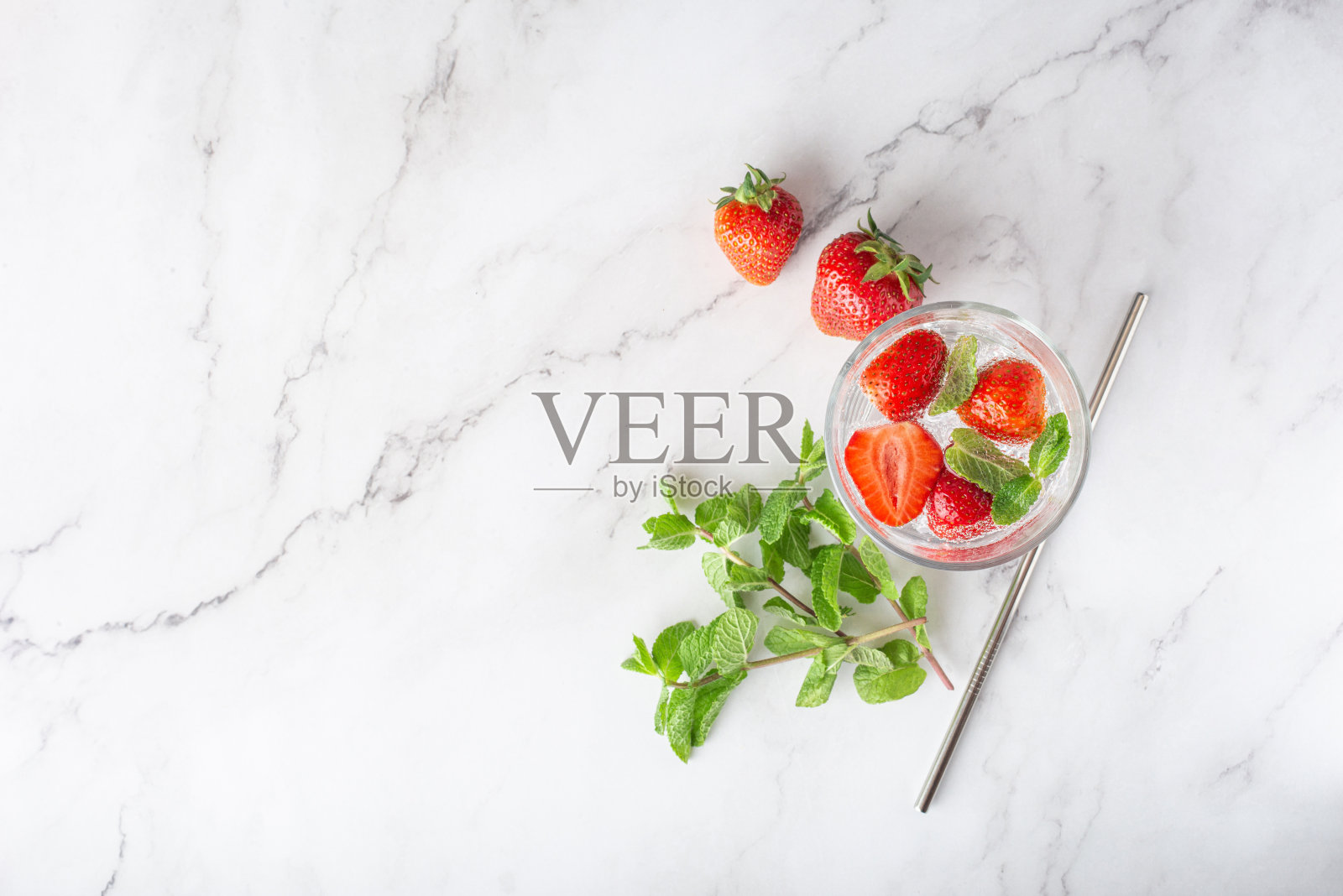 柠檬水加草莓、薄荷和冰照片摄影图片