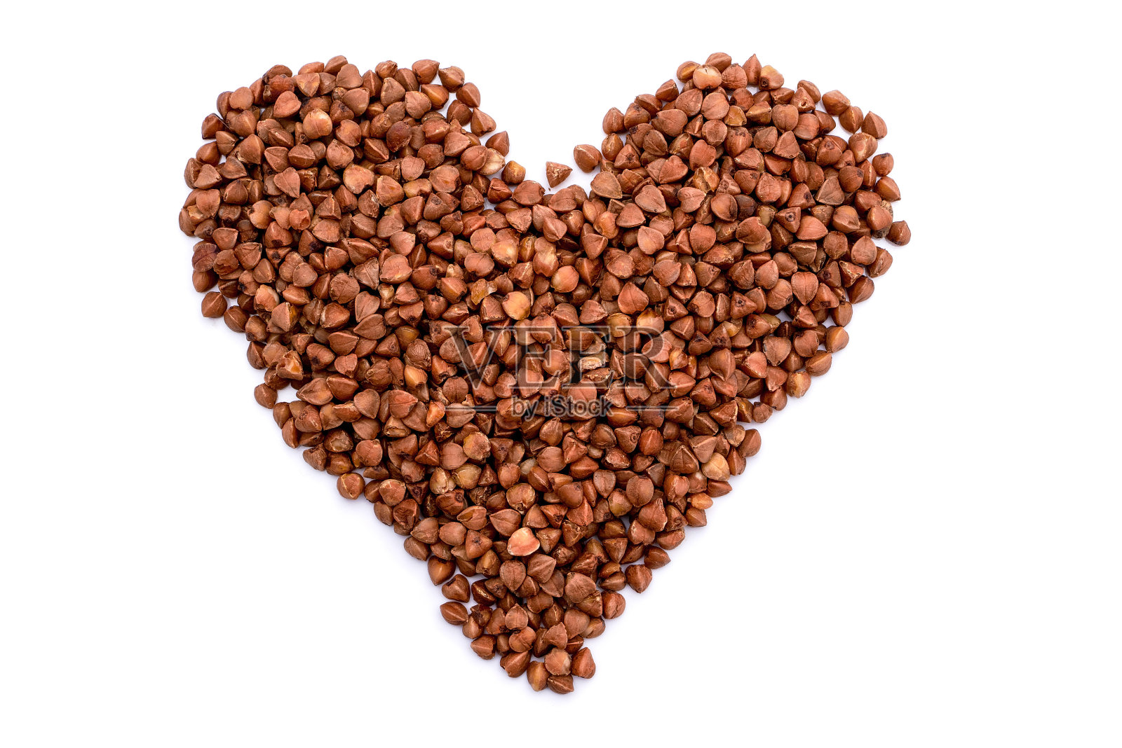 心由荞麦谷物制成，在白色背景上分离照片摄影图片