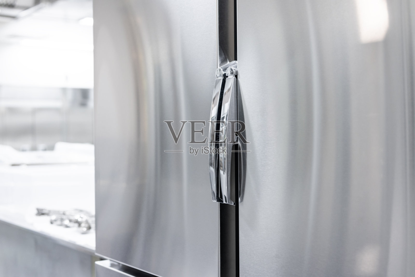 厨房里的大型商用冰箱门处于关闭状态照片摄影图片