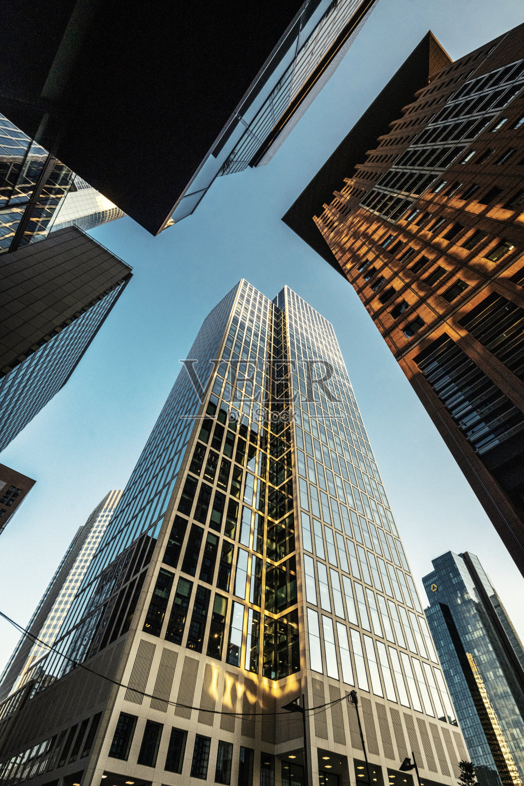 法兰克福银行区的现代商业大厦映衬着蓝天照片摄影图片