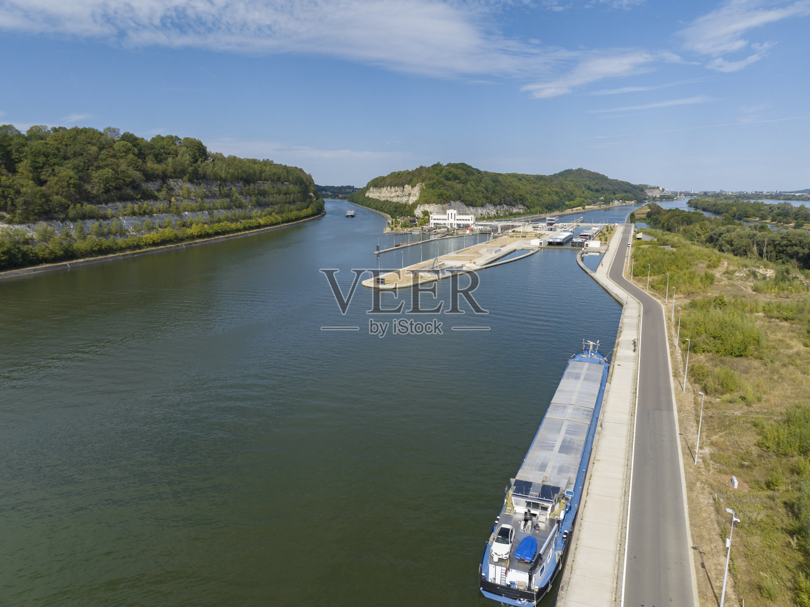 从上面看拉奈船闸里的货船照片摄影图片